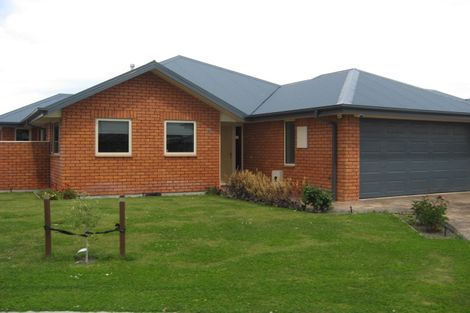 Photo of property in 15 Oratia Grove, Northwood, Christchurch, 8051
