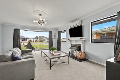 Photo of property in 41 Royal Oak Drive, Kelvin Grove, Palmerston North, 4414