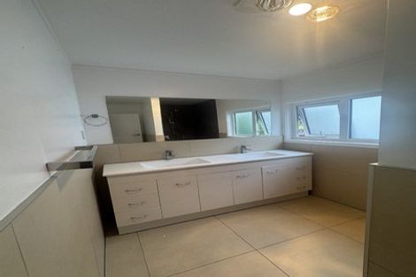 Photo of property in 14 Beazley Place, Glendene, Auckland, 0602