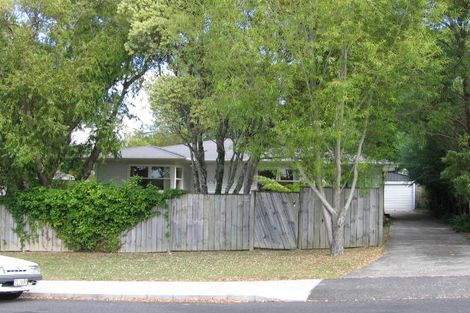 Photo of property in 5 La Rosa Street, Green Bay, Auckland, 0604