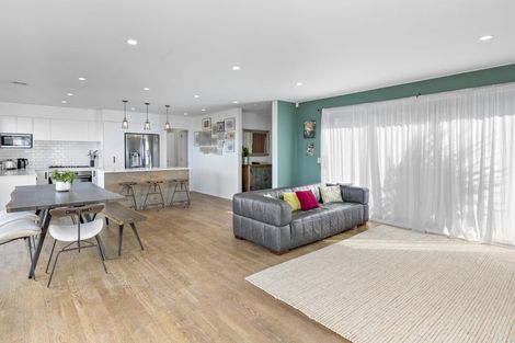 Photo of property in 16 Piper Way, Newlands, Wellington, 6037