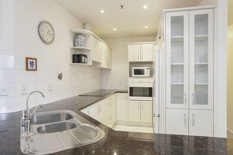 Photo of property in 1a/171 Hurstmere Road, Takapuna, Auckland, 0622