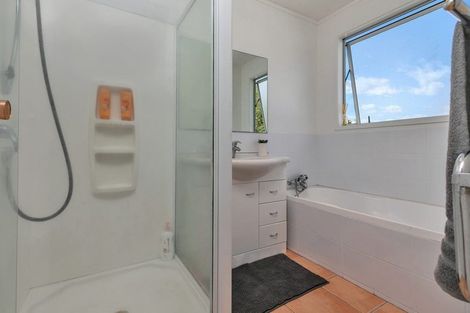 Photo of property in 10 Regency Place, Sunnynook, Auckland, 0632