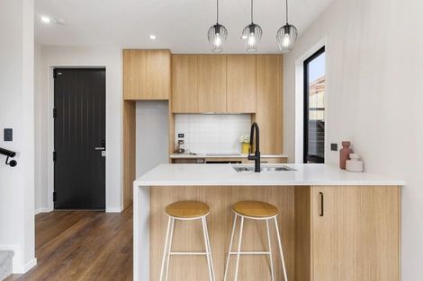 Photo of property in 121e Reeves Road, Pakuranga Heights, Auckland, 2010