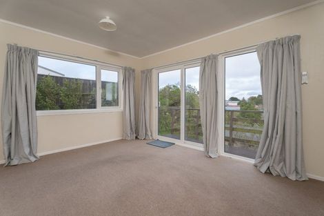 Photo of property in 9 Chetwode Grove, Newlands, Wellington, 6037
