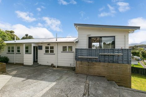 Photo of property in 32 Bellringer Crescent, Newlands, Wellington, 6037