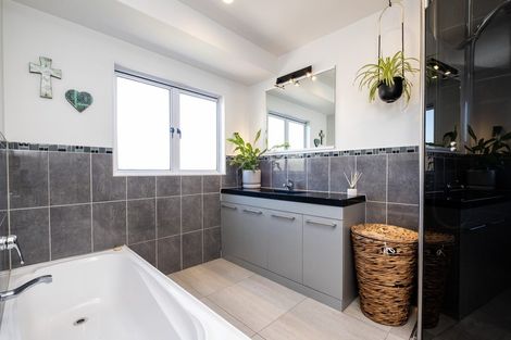 Photo of property in 123 Middle Road, Havelock North, 4130