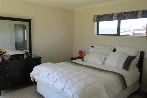 Photo of property in 13 Percy Kinsman Crescent, Riverstone Terraces, Upper Hutt, 5018