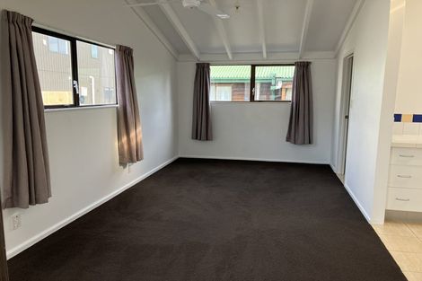 Photo of property in 2/17a Hillcrest Avenue, Hillcrest, Auckland, 0627