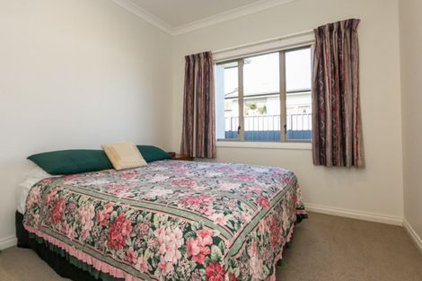 Photo of property in 20 Heynes Place, Clive, 4102