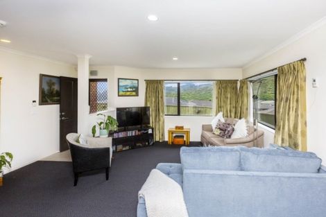 Photo of property in 40 King Charles Drive, Kingsley Heights, Upper Hutt, 5018