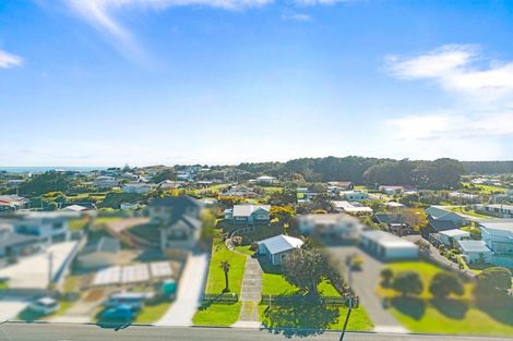 Photo of property in 27 Bond Street, Foxton Beach, Foxton, 4815