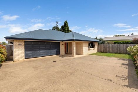 Photo of property in 5 Ernest Shackleton Place, Waiuku, 2123