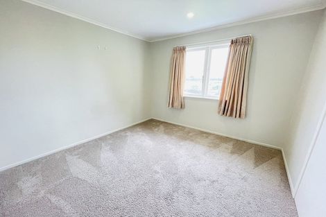 Photo of property in 219 Wairau Road, Totara Vale, Auckland, 0627