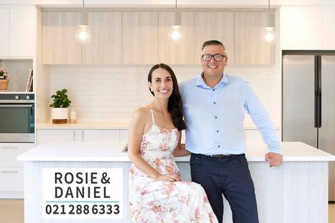 Photo of property in 15 Castleford Street, Green Bay, Auckland, 0604