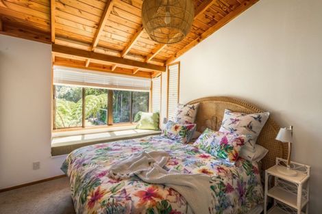 Photo of property in 70 Rayner Road, Piha, 0772