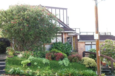 Photo of property in 2 Kerry Dell, Cockle Bay, Auckland, 2014