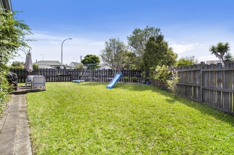 Photo of property in 2/16 Cabello Place, Unsworth Heights, Auckland, 0632