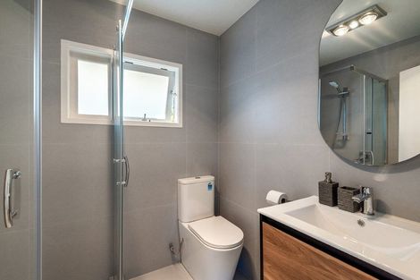 Photo of property in 2/5 Battle Place, Glenfield, Auckland, 0629