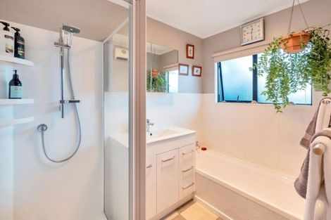 Photo of property in 50 Rhinevale Close, Henderson, Auckland, 0612