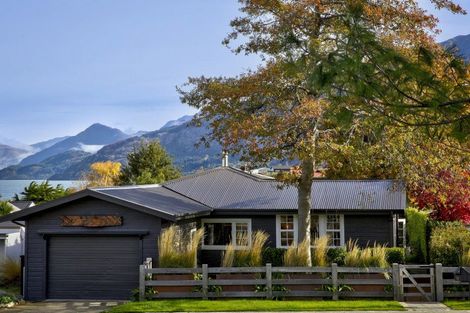 Photo of property in 11 Cedar Drive, Kelvin Heights, Queenstown, 9300