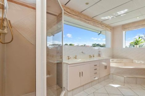 Photo of property in 2 Wakeling Avenue, Te Atatu South, Auckland, 0610