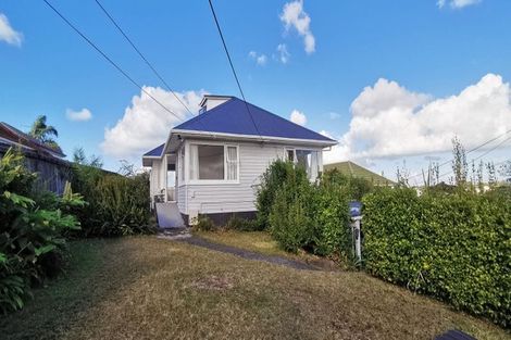 Photo of property in 2/15 Merton Avenue, Glenfield, Auckland, 0627