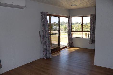 Photo of property in 10 Ingleby Place, Kelston, Auckland, 0602