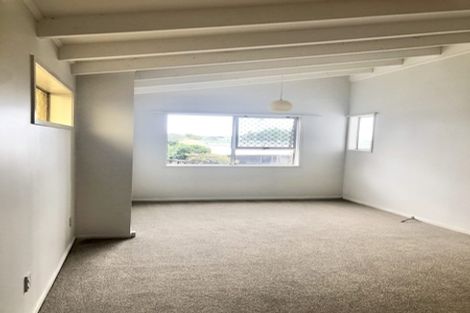 Photo of property in 18 Halldene Terrace, Red Beach, 0932