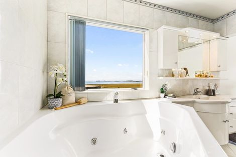 Photo of property in 21 Renoir Street, West Harbour, Auckland, 0618