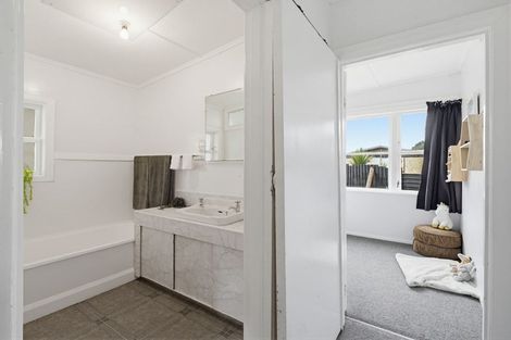 Photo of property in 4 Ashton Terrace, Castlecliff, Whanganui, 4501