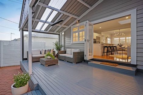 Photo of property in 1/8 Wernham Place, Northcote, Auckland, 0626