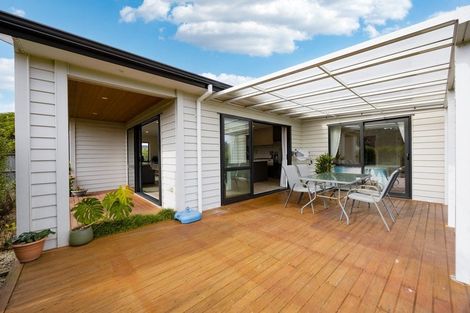 Photo of property in 15 Vogwill Road, Kumeu, 0810