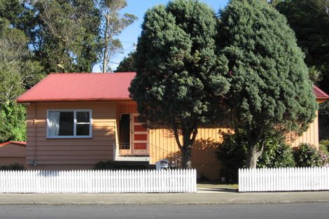Photo of property in 105 Newlands Road, Newlands, Wellington, 6037