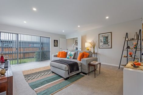 Photo of property in 8 Mediterranean Grove, Fitzherbert, Palmerston North, 4410