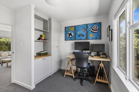 Photo of property in 318 Queens Drive, Lyall Bay, Wellington, 6022