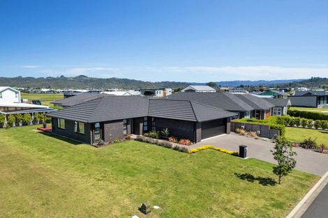 Photo of property in 4 Ronomor Place, Whitianga, 3510