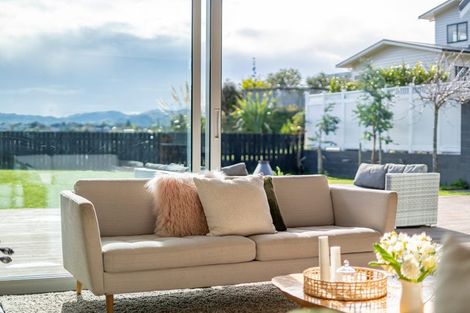 Photo of property in 5 Helm Place, Whitby, Porirua, 5024