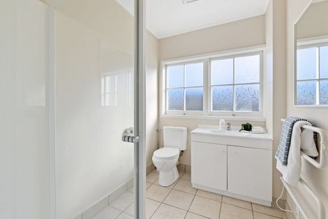 Photo of property in 2/183 Shakespeare Road, Milford, Auckland, 0620