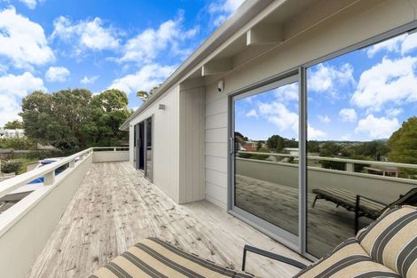 Photo of property in 14 Woodhouse Place, West Harbour, Auckland, 0618