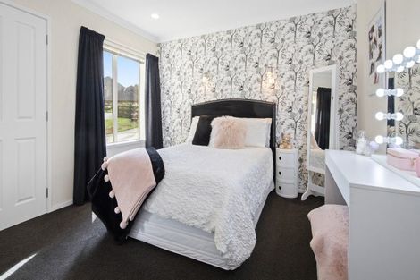 Photo of property in 24 Glencairn Place, Buckland, Pukekohe, 2677