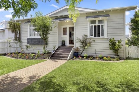 Photo of property in 13 Aramoana Avenue, Devonport, Auckland, 0624