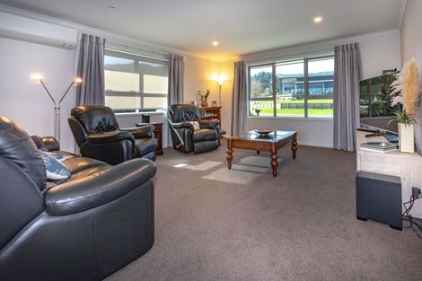 Photo of property in 13 Victoria Street, Coromandel, 3506