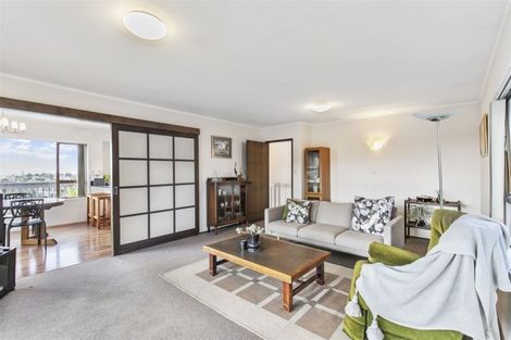 Photo of property in 603 Glenfield Road, Totara Vale, Auckland, 0629