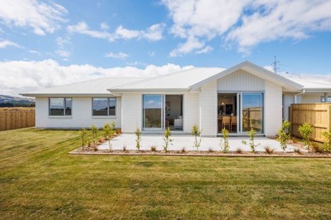 Photo of property in 68 Atlantic Drive, Fitzherbert, Palmerston North, 4410