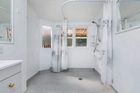 Photo of property in 49 Totaravale Drive, Totara Vale, Auckland, 0629