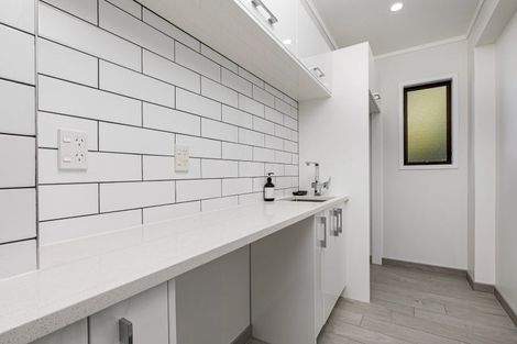 Photo of property in 44 West Harbour Drive, West Harbour, Auckland, 0618