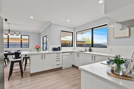 Photo of property in 41 Royal Oak Drive, Kelvin Grove, Palmerston North, 4414