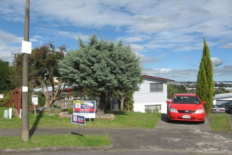 Photo of property in 22 Gwenand Place, Botany Downs, Auckland, 2010