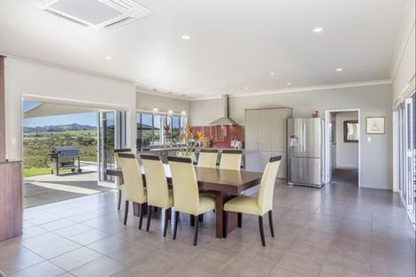 Photo of property in 87 Whangaparaoa Road, Red Beach, 0932